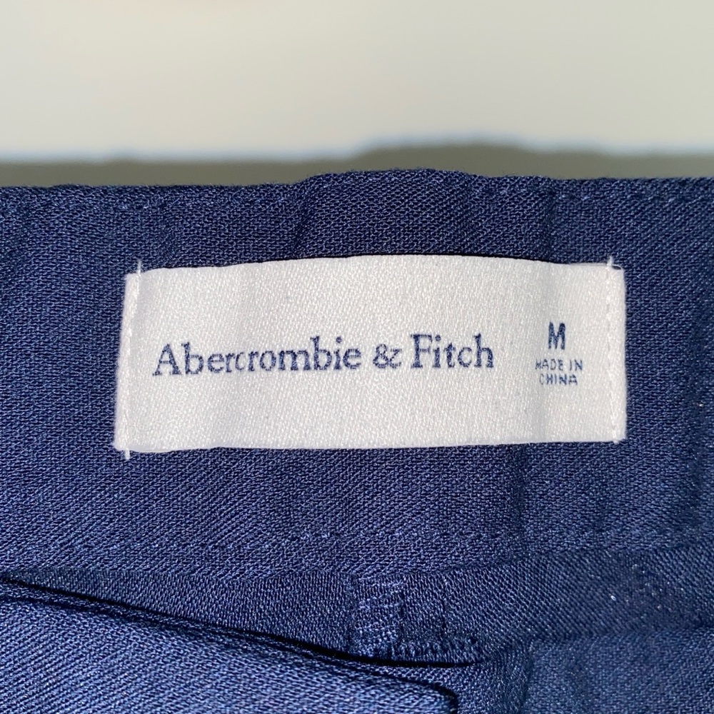 Abercrombie & Fitch Ultra High Rise Tailored Pleated Shorts in Navy - Picture 6 of 6
